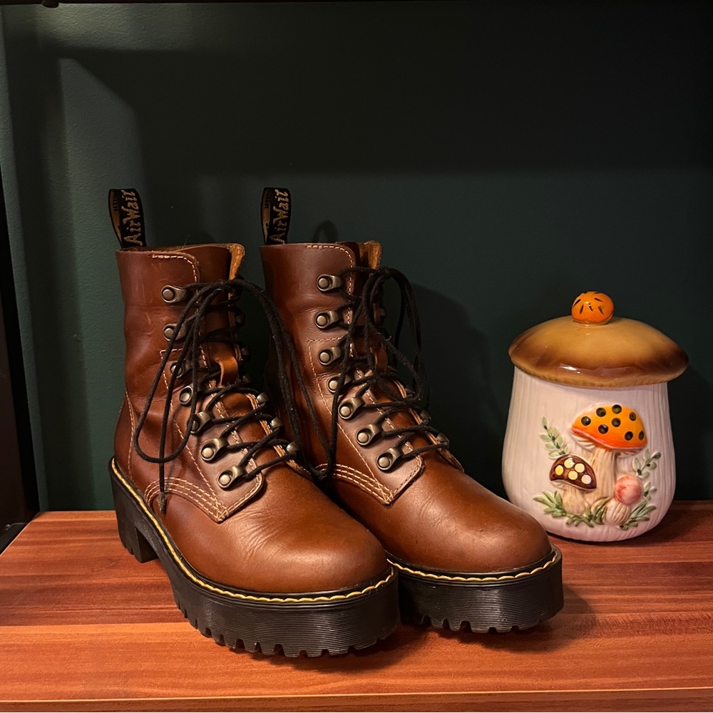 Dr. Martens Leona Boot